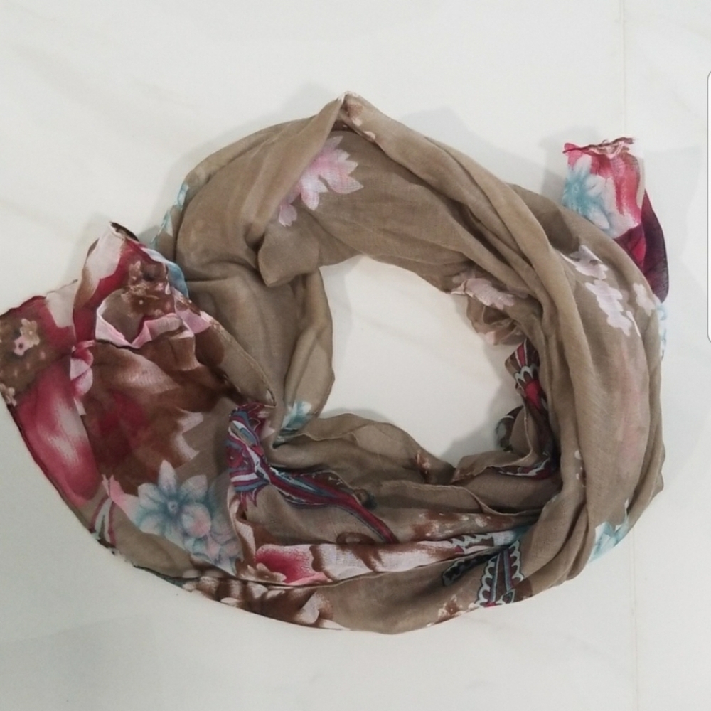 🔥CLEARANCE! NWT! Beautiful Floral Scarf